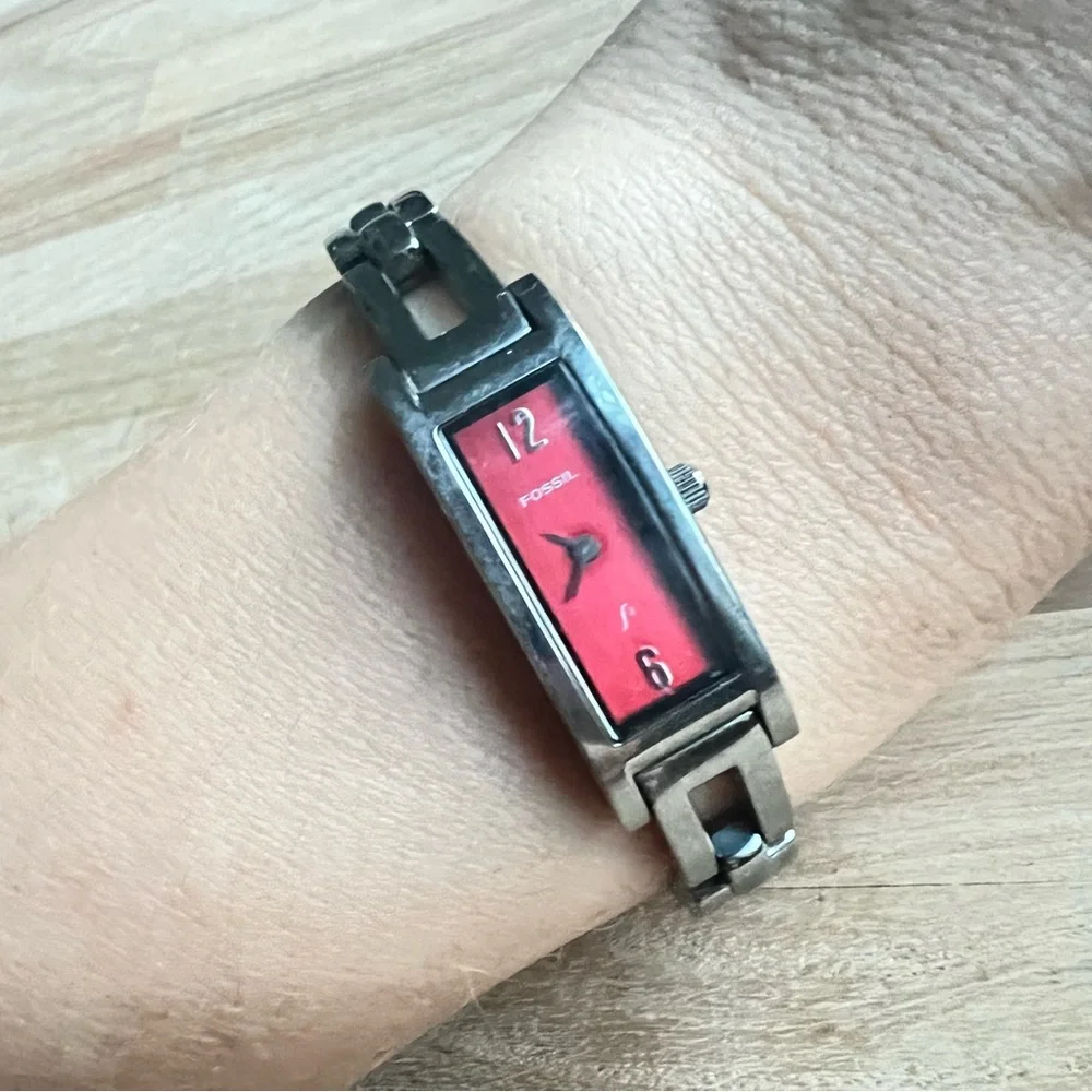 Fossil f2 ladies rectangular red dial stainless steel bracelet watch NEW BATTERY - Picture 2 of 7